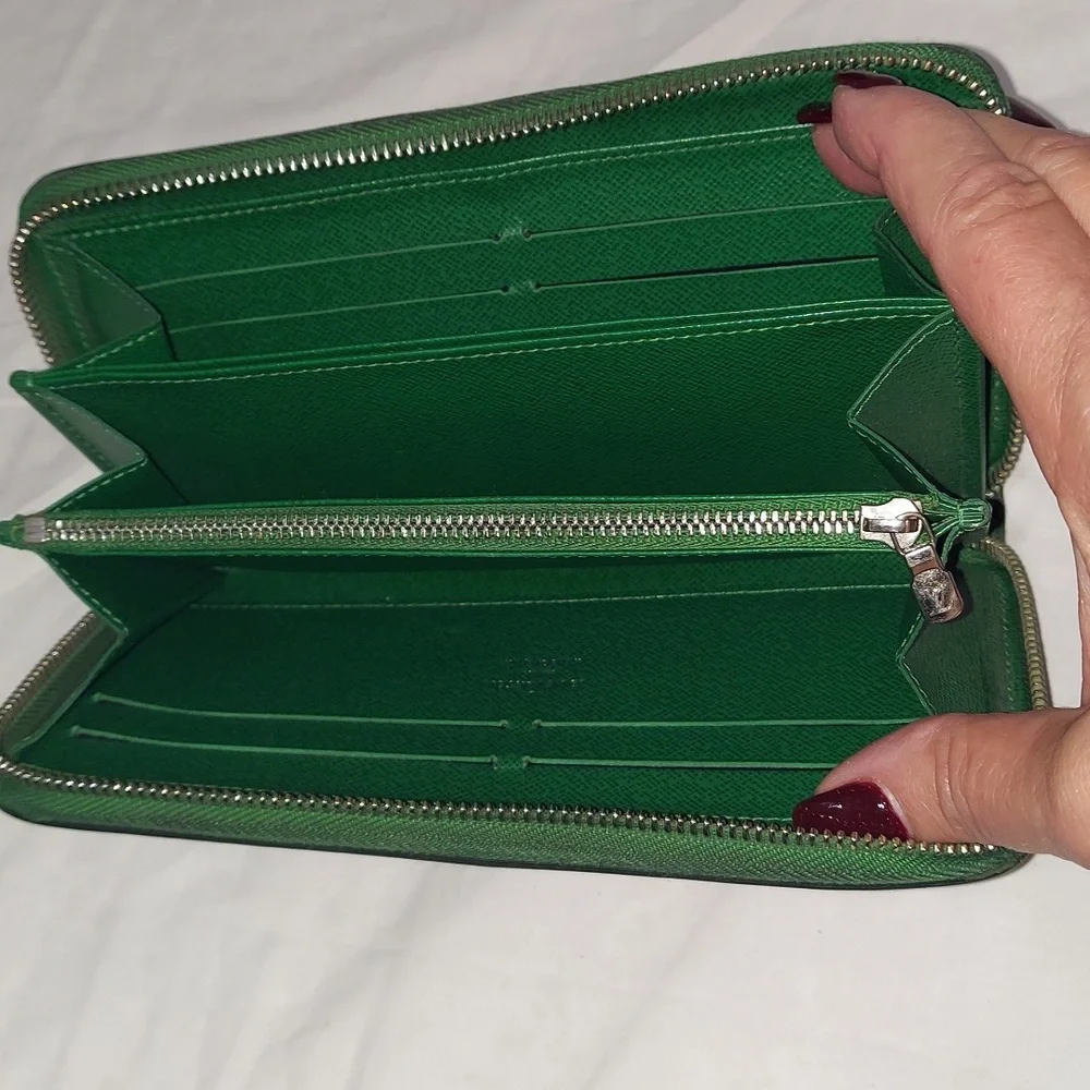 AUTHENTIC Louis Vuitton Zippy Wallet in Green Epi Leather - Picture 7 of 9